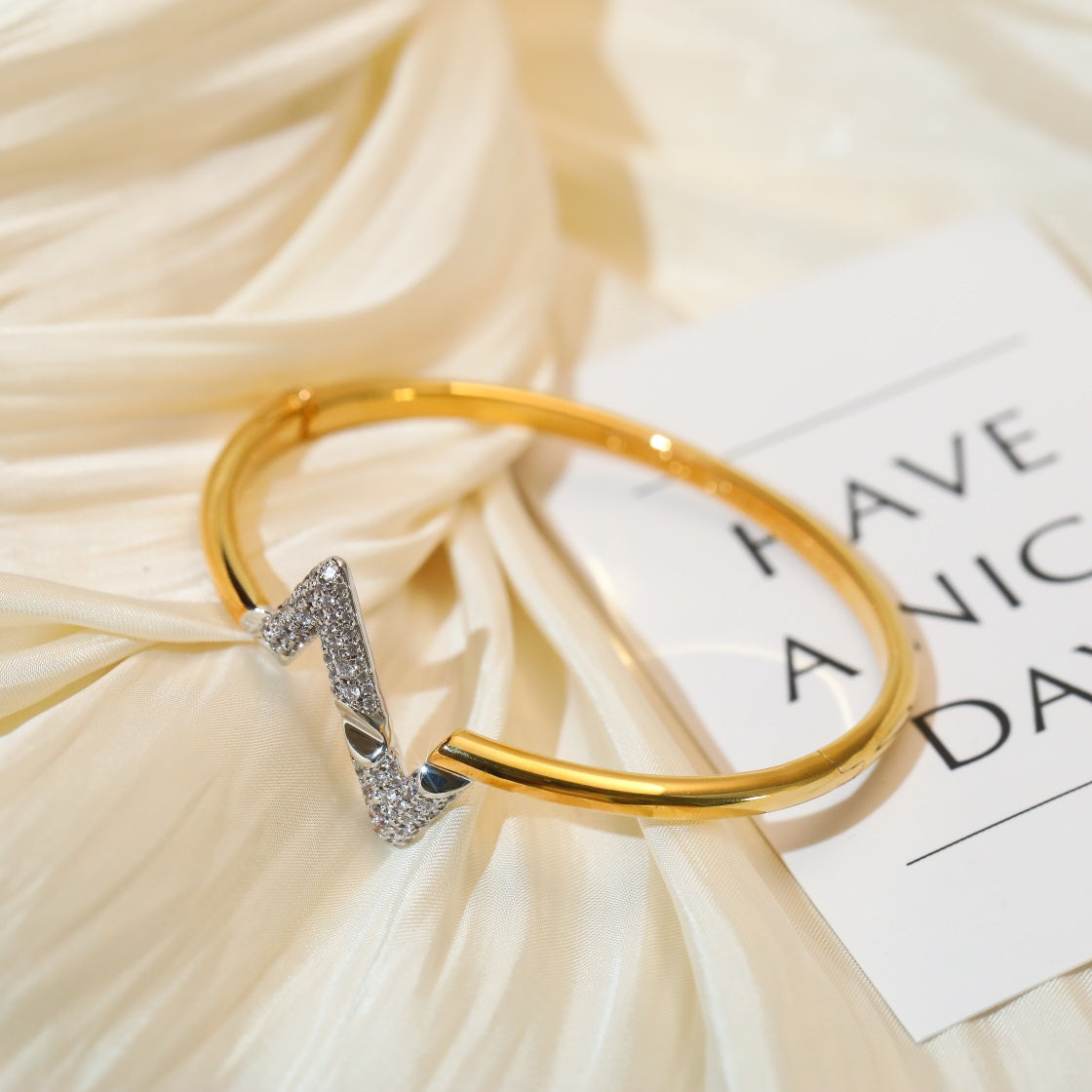 LOUIS VUITTON VOLTE UPSITE DOWN GOLD DIAMOND BRACELET