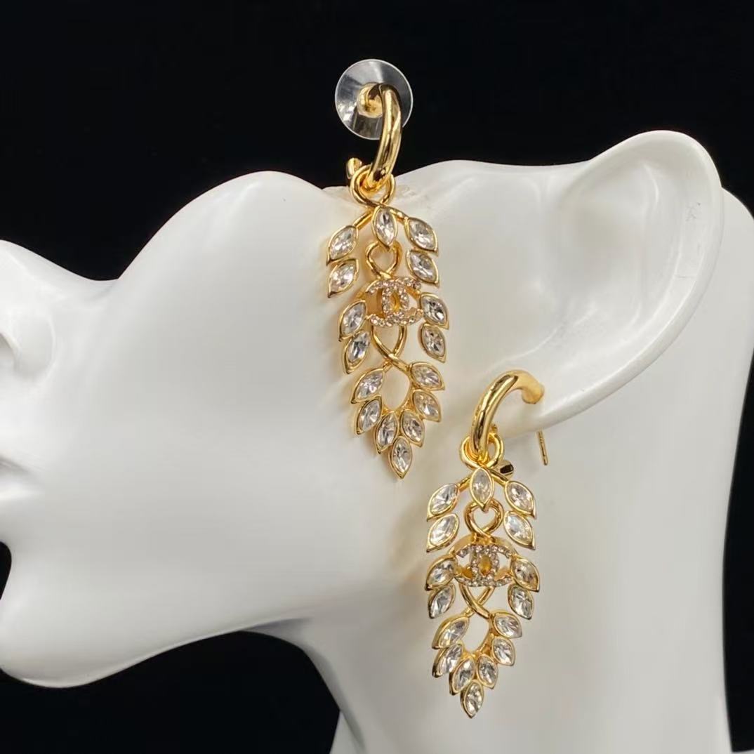 High quality luxury s925 earrings.High quality pure silver material, will not fade, Free Shipping